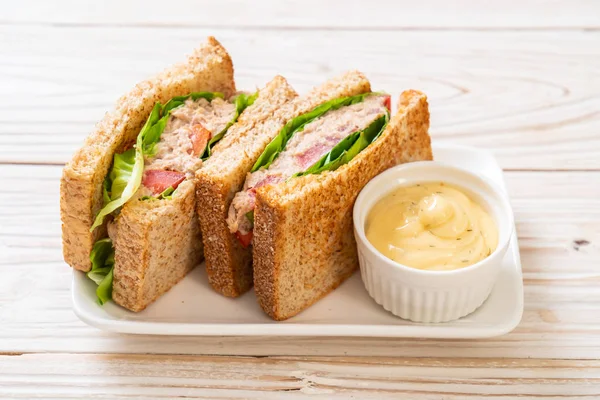 Ev yapımı ton balıklı sandviç 