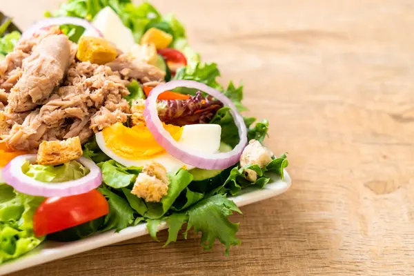 Atum com salada de legumes e ovos — Fotografia de Stock