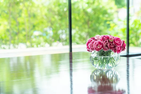 테이블에 꽃병에 아름다운 꽃다발 꽃 — 스톡 사진