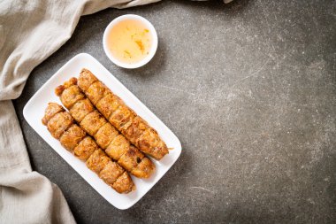 Derin kızarmış Yengeç rulo