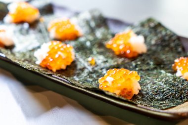 Yosun üzerinde Japon pirinç ve somon yumurtası