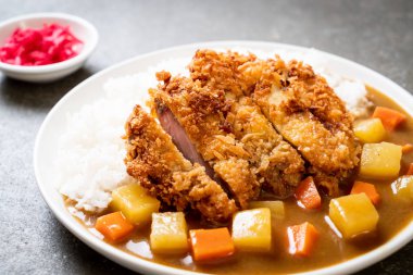 Çıtır çıtır kızarmış domuz pirzola köri ve pilav ile 