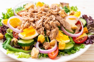 Sebze salatası ve yumurta ile tuna