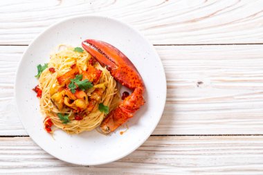 Makarna all'astice veya ıstakoz spagetti