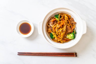 domuz ve sebze ile kızarmış erişte