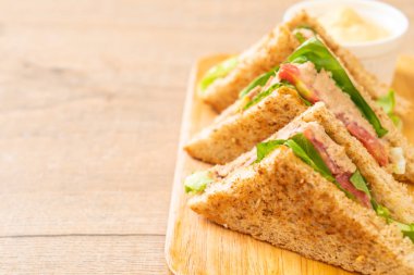 Ev yapımı ton balıklı sandviç 