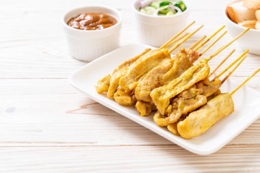 Domuz Satay-ızgara domuz fıstığı sosu veya tatlı ile servis ve 