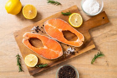 taze çiğ somon fileto biftek