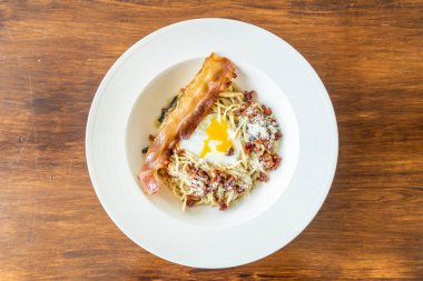 pastırma ve yumurta ile carbonara spagetti