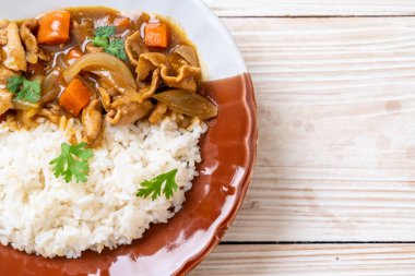 Japon köri pirinç dilimlenmiş domuz eti, havuç ve soğan ile