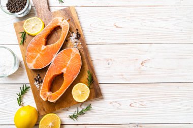 taze çiğ somon fileto biftek