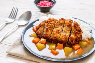 Çıtır çıtır kızarmış domuz pirzola köri ve pilav ile 