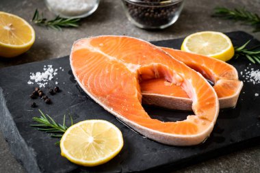 taze çiğ somon fileto biftek