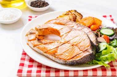 sebze ile ızgara somon biftek fileto