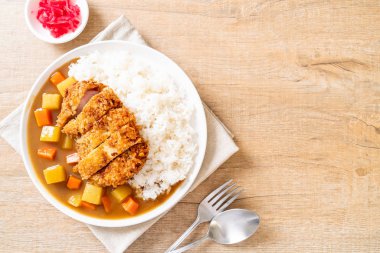 Çıtır çıtır kızarmış domuz pirzola köri ve pilav ile 