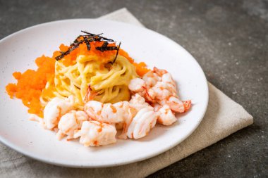 karidesler ve karides yumurtası ile spagetti kremsi