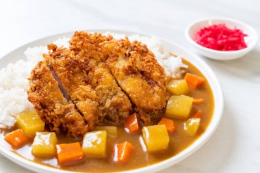 Çıtır çıtır kızarmış domuz pirzola köri ve pilav ile 