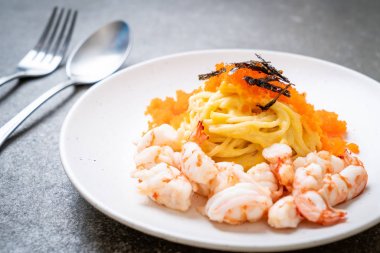 karidesler ve karides yumurtası ile spagetti kremsi