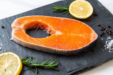 taze çiğ somon fileto biftek