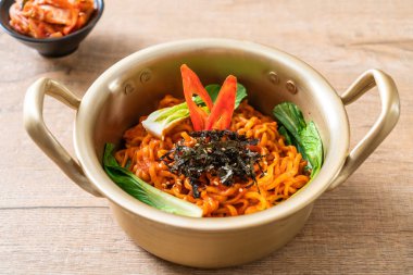 sebze ve kimchi Koreli anlık erişte