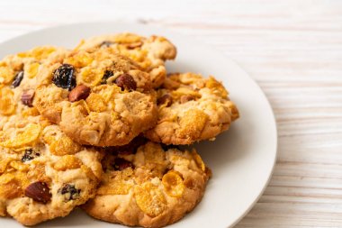 Mısır gevreği üzüm ve badem ile kurabiye