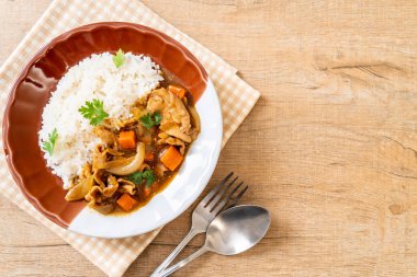 Japon köri pirinç dilimlenmiş domuz eti, havuç ve soğan ile