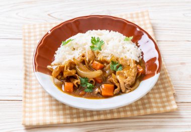 Japon köri pirinç dilimlenmiş domuz eti, havuç ve soğan ile