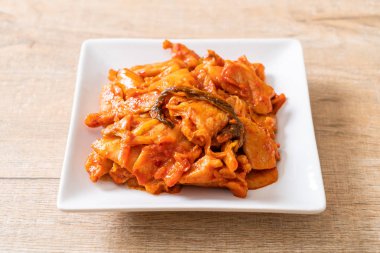kimchi ile tavada kızartılmış domuz eti
