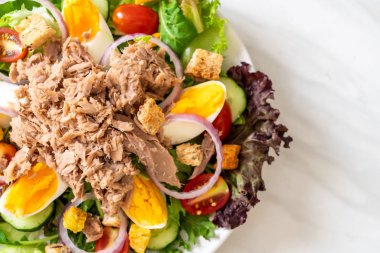 Sebze salatası ve yumurta ile tuna