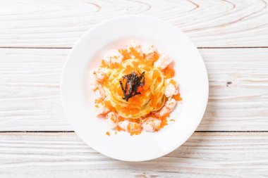 karidesler ve karides yumurtası ile spagetti kremsi