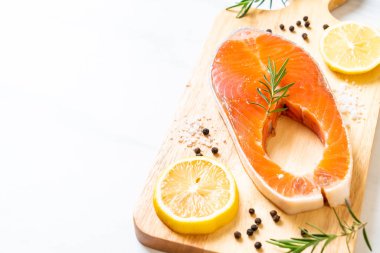 taze çiğ somon fileto biftek