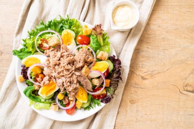 Sebze salatası ve yumurta ile tuna