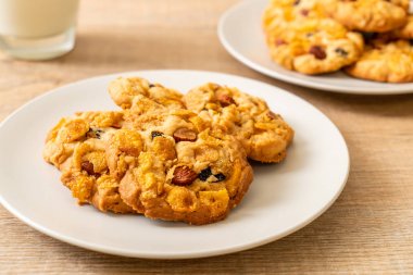 Mısır gevreği üzüm ve badem ile kurabiye