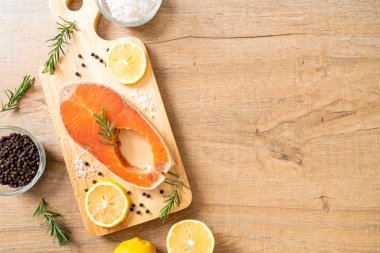 taze çiğ somon fileto biftek