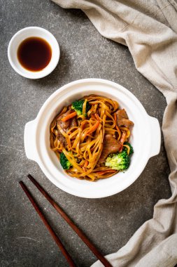 domuz ve sebze ile kızarmış erişte