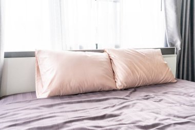 Yatakta rahat yastık 