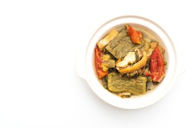 Acı kabak ve domuz eti ile korunmuş hardal yeşil çorba 