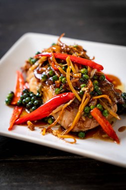 Baharatlı tavada kızartılmış ve bitki ile orfoz balığı fileto 