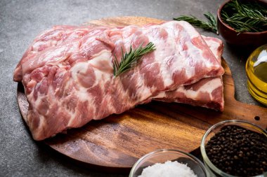 Taze çiğ domuz kaburgası. 