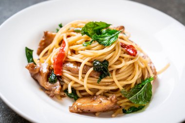 tavuk ve fesleğen ile karıştırın-kızarmış spagetti