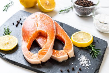 taze çiğ somon fileto biftek