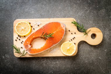 taze çiğ somon fileto biftek