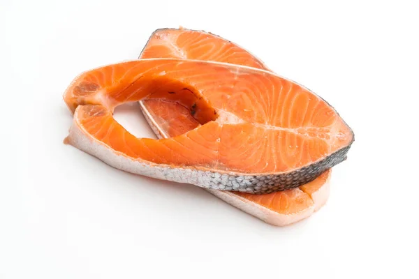 Verse zalm RAW op witte achtergrond — Stockfoto