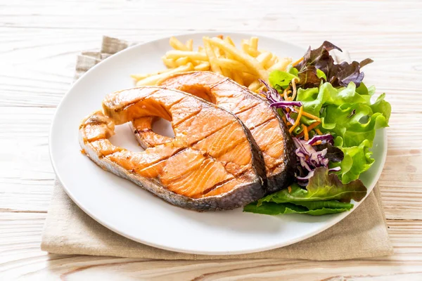 Filetto di bistecca di salmone alla griglia con patatine fritte — Foto Stock