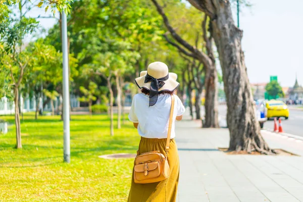 快乐亚洲妇女旅游在泰国 — 图库照片