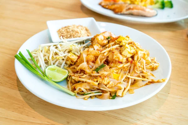 Thai gebratene Reisnudeln mit Garnelen und Garnelen — Stockfoto