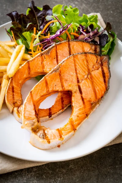 Filet de steak de saumon grillé avec frites — Photo