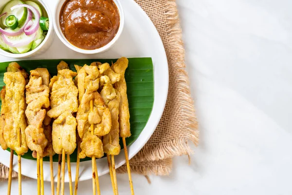 Fläsk satay-grillad fläskfilé serveras med jordnötssås eller söt och — Stockfoto