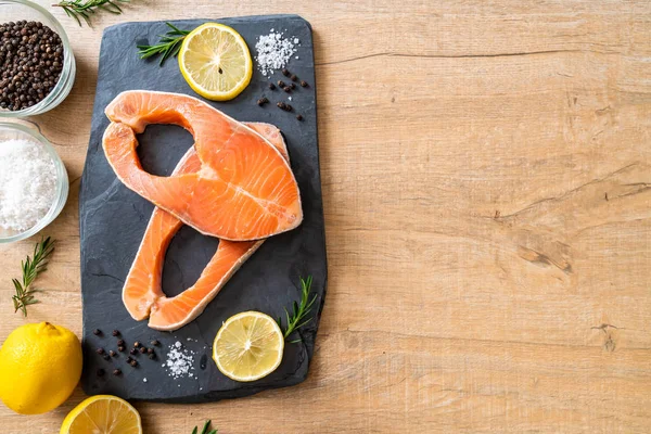 Filetto di salmone crudo fresco bistecca — Foto Stock