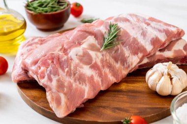 Taze çiğ domuz kaburgası. 